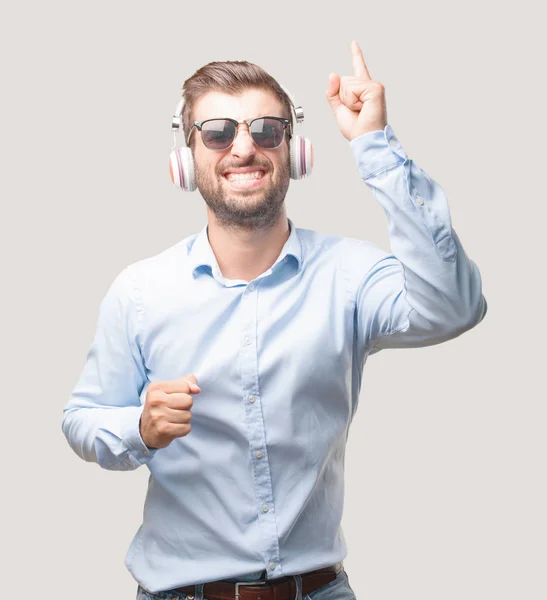 Jonge Knappe Man Dansen Met Koptelefoon Dragen Een Blauw Shirt — Stockfoto