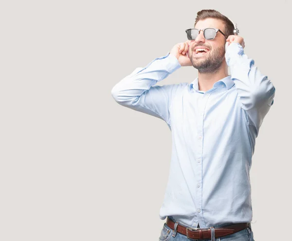 Joven Hombre Guapo Bailando Con Auriculares Con Una Camiseta Azul —  Fotos de Stock