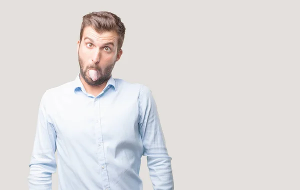 Genç Yakışıklı Adam Şaka Gösterilen Onun Dilini Mavi Tişörtlü Mutlu — Stok fotoğraf