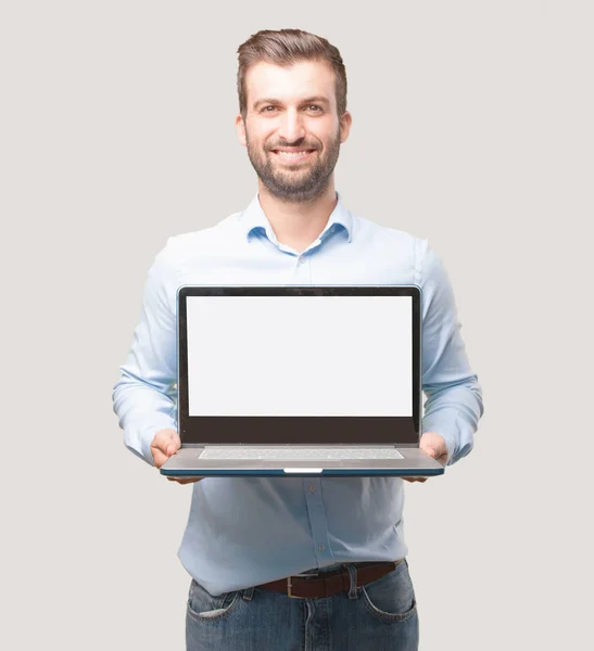 年轻英俊的男子拿着一个空屏幕的笔记本电脑 把你的概念 快乐的表达 独立于单色背景的人 — 图库照片