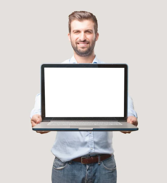 年轻英俊的男子拿着一个空屏幕的笔记本电脑 把你的概念 快乐的表达 独立于单色背景的人 — 图库照片