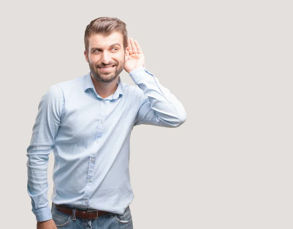 Ung Vacker Man Försöker Lyssna Bär Blå Tröja Glad Uttryck — Stockfoto