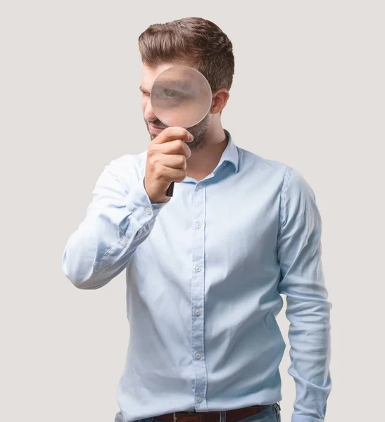 Homem Bonito Jovem Olhando Com Uma Lupa Camisa Azul Pessoa — Fotografia de Stock