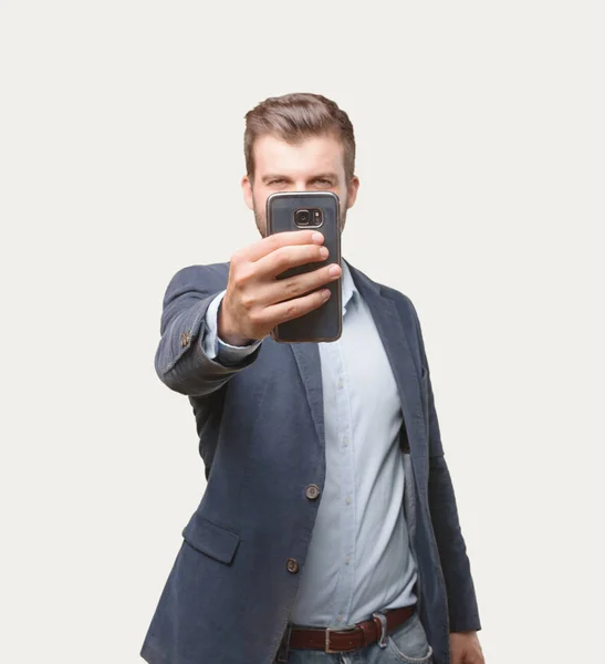 Nuori Komea Liikemies Jolla Älypuhelin Joka Ottaa Selfien Sinisen Bleiserin — kuvapankkivalokuva