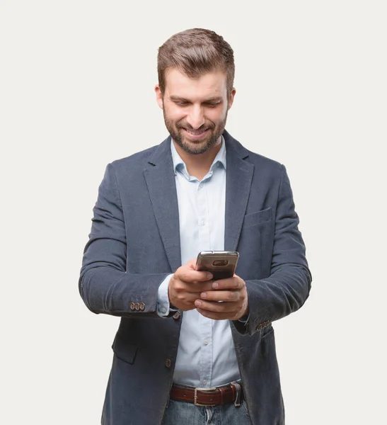 Junger Gutaussehender Geschäftsmann Der Mit Smartphone Blauem Blazer Und Zufriedenem — Stockfoto