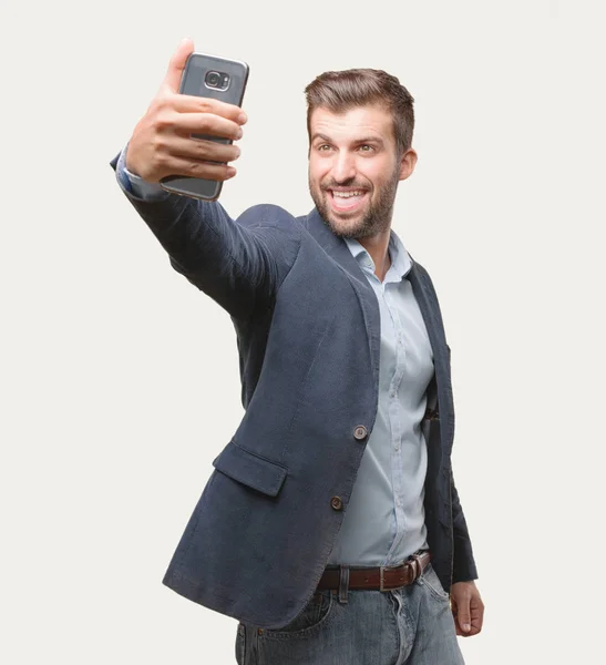 Młody Przystojny Biznesmen Smartfonem Biorąc Selfie Blue Blazer Wyrażenie Zadowolenia — Zdjęcie stockowe