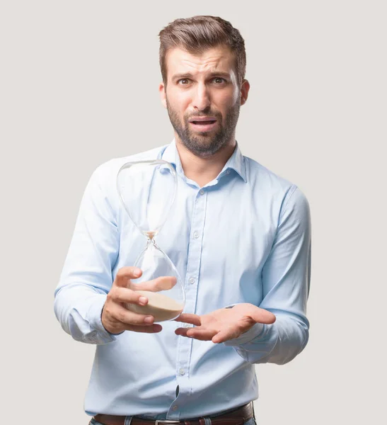 Ung Vacker Man Skrämde Med Sand Klocka Timer Bär Blå — Stockfoto