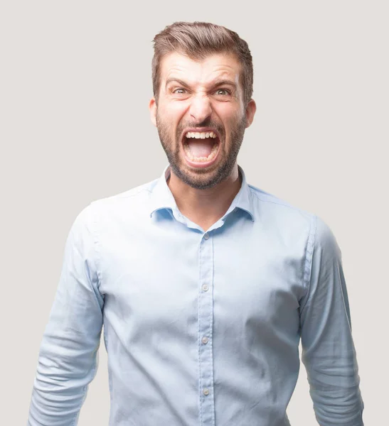 Homem Bonito Jovem Camisa Azul Gritando Frente Com Expressão Irritada — Fotografia de Stock