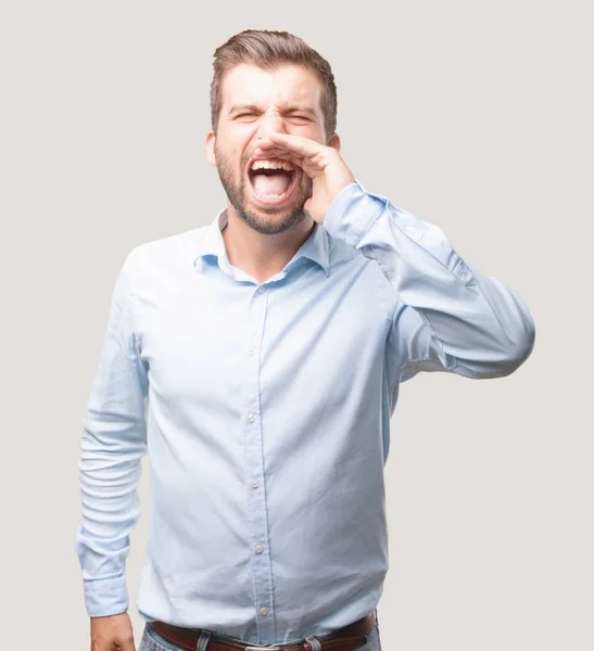 Homem Bonito Jovem Camisa Azul Gritando Frente Com Expressão Irritada — Fotografia de Stock