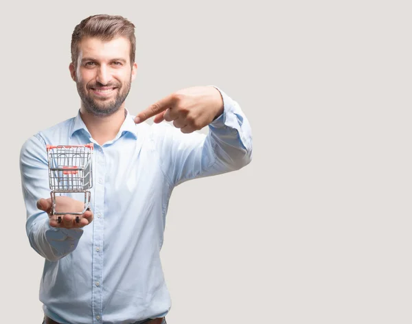 Homem Bonito Jovem Camisa Azul Expressão Feliz Segurando Carrinho Compras — Fotografia de Stock