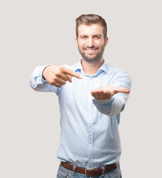 Homem Bonito Jovem Camisa Azul Mostrando Sinal Expressão Feliz Espaço — Fotografia de Stock