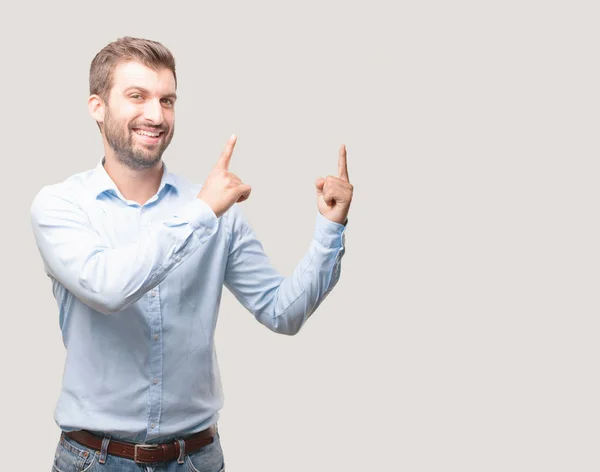 Homem Bonito Jovem Camisa Azul Mostrando Sinal Expressão Feliz Espaço — Fotografia de Stock