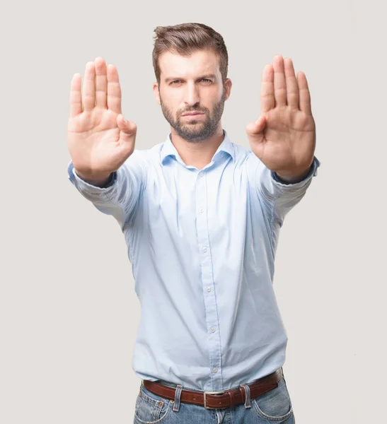 Boos Knappe Jongeman Blauwe Shirt Stopbord Expressie Persoon Die Geïsoleerd — Stockfoto