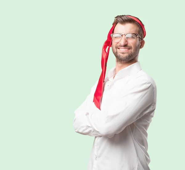 若いハンサムな男満足 シャツ 頭に赤いネクタイ モノクロの背景に対して隔離される人 — ストック写真