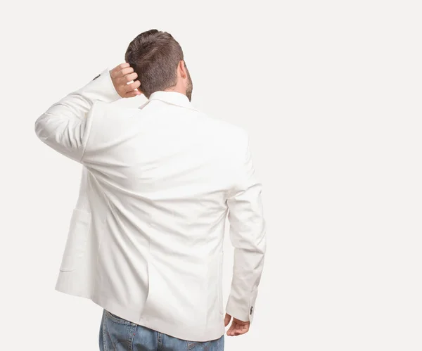 Homem Negócios Bonito Jovem Que Duvida Blazer Branco Pose Traseira — Fotografia de Stock