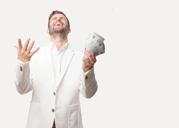 ユーロ紙幣 白いブレザー 幸せな式で若いハンサムな実業家 モノクロの背景に対して隔離される人 — ストック写真