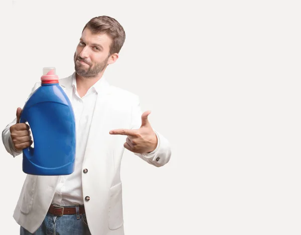 Joven Hombre Negocios Guapo Sosteniendo Una Botella Producto Limpio Chaqueta —  Fotos de Stock