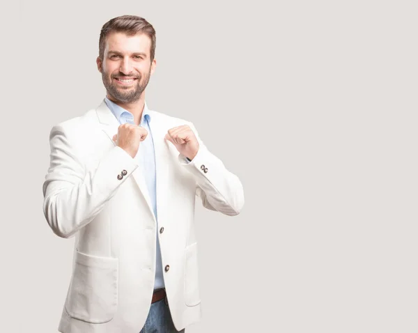 Jovem Bonito Empresário Pose Orgulhosa Blazer Branco Expressão Feliz Satisfação — Fotografia de Stock