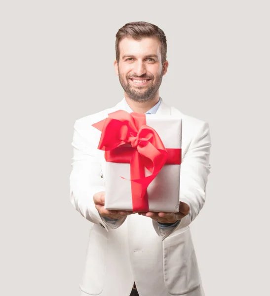 Jonge Knappe Zakenman Met Een Geschenkdoos Witte Blazer Verbaasd Gelukkig — Stockfoto