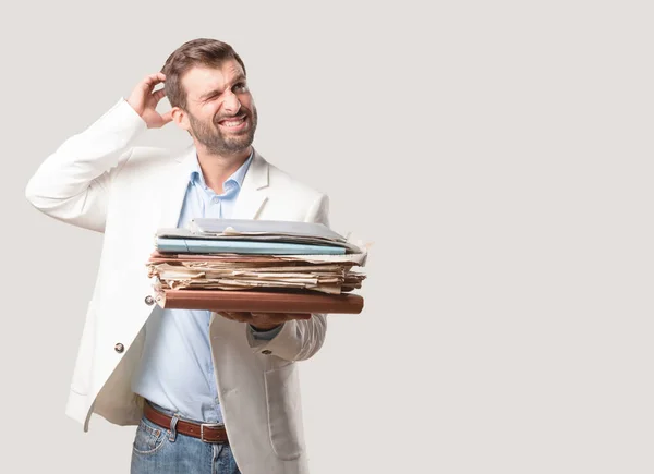 Jovem Empresário Bonito Segurando Arquivos Uma Torre Documentos Weitht Blazer — Fotografia de Stock