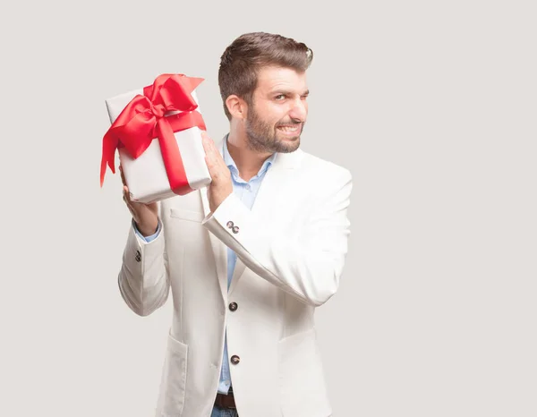 Junger Gutaussehender Geschäftsmann Mit Geschenkbox Weißem Blazer Und Überraschtem Oder — Stockfoto