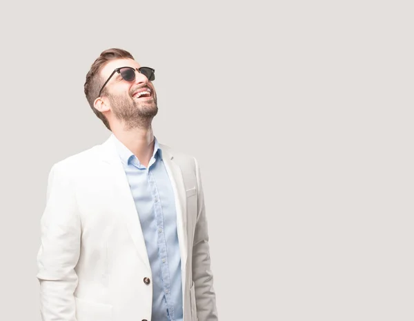 Jonge Knappe Zakenman Met Zonnebril Witte Blazer Gelukkig Satiscfaction Expressie — Stockfoto