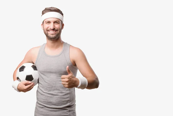 年轻英俊的运动员与足球穿着灰色坦克顶部 独立于单色背景的人 — 图库照片