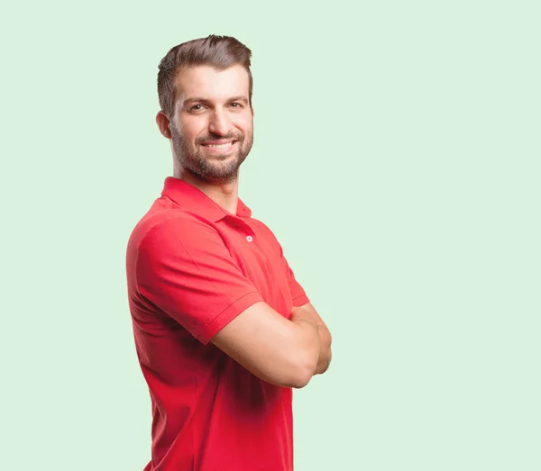 Homem Bonito Jovem Pose Orgulhosa Vestindo Uma Camisa Pólo Vermelho — Fotografia de Stock