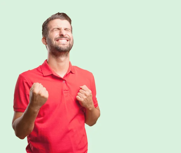 Junger Gutaussehender Mann Der Einem Roten Poloshirt Einen Sieg Feiert — Stockfoto