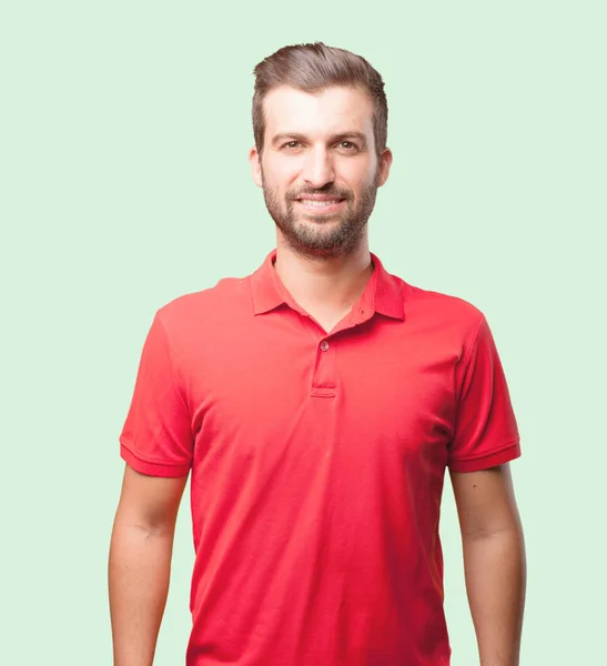 Homem Bonito Jovem Pose Orgulhosa Vestindo Uma Camisa Pólo Vermelho — Fotografia de Stock