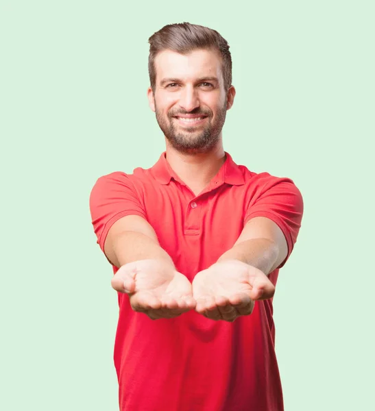 Joven Hombre Guapo Mostrando Espacio Copia Vacío Entre Sus Manos — Foto de Stock