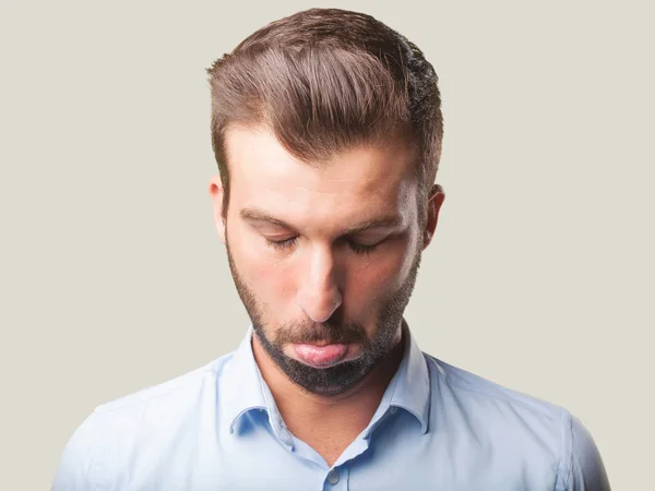 Joven Hombre Guapo Con Expresión Triste Usando Una Camiseta Azul — Foto de Stock