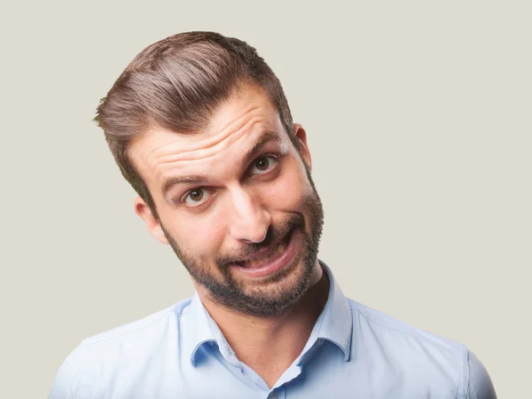 Jovem Homem Bonito Com Expressão Triste Vestindo Uma Camisa Azul — Fotografia de Stock