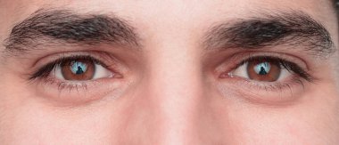 Genç hansome ve mutlu adam gözlerini kapat.