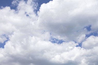 beyaz bulutlar ve mavi gökyüzü güneşli gün