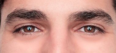 Genç hansome ve mutlu adam gözlerini kapat.