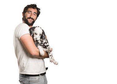 Dalmaçyalı yavru köpek tutan genç güzel ve mutlu adam