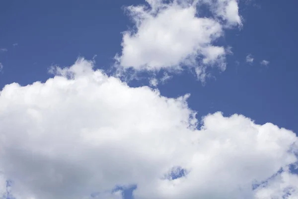 Λευκά Σύννεφα Και Γαλάζιο Του Ουρανού Στην Ηλιόλουστη Ημέρα — Φωτογραφία Αρχείου