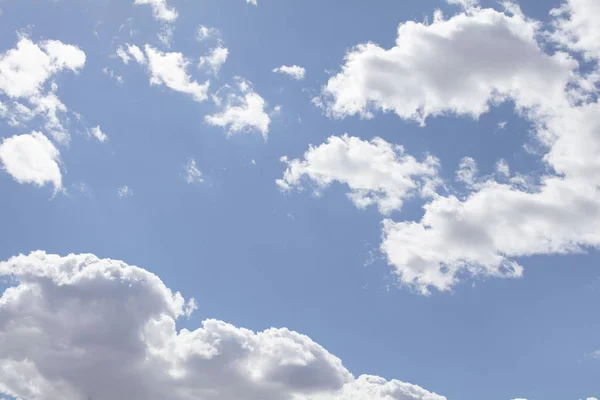 Nuvens Brancas Céu Azul Dia Ensolarado — Fotografia de Stock