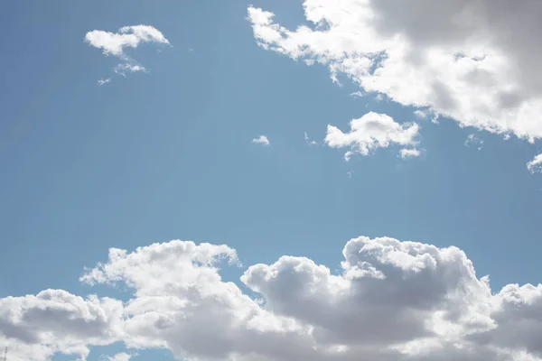 Białe Chmury Błękitne Niebo Słoneczny Dzień — Zdjęcie stockowe