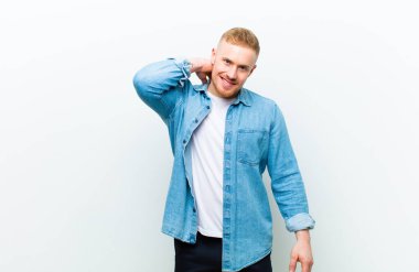 Genç sarışın adam beyaz arka plana karşı bir kavram ifade ediyor.