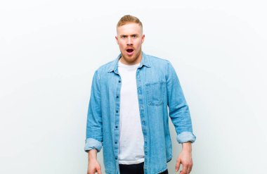 Genç sarışın adam beyaz arka plana karşı bir kavram ifade ediyor.