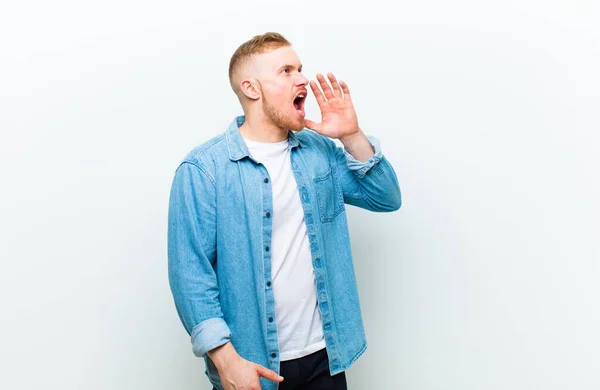 Junger Blonder Mann Vor Weißem Hintergrund Der Ein Konzept Ausdrückt — Stockfoto