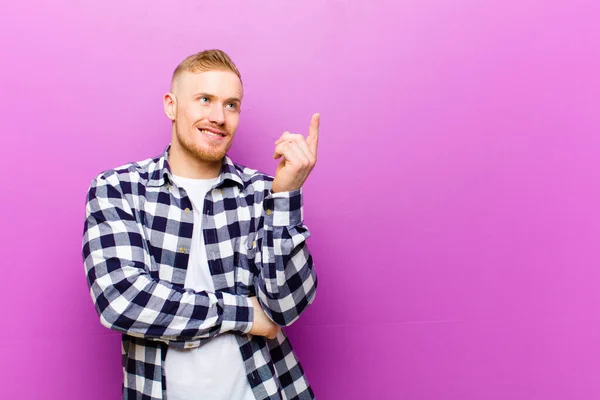 Junger Blonder Mann Mit Kariertem Hemd Glücklich Lächelnd Und Seitwärts — Stockfoto