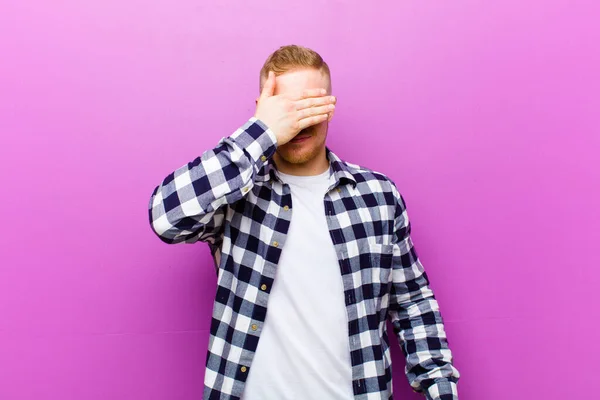 Jonge Blonde Man Met Kwadraat Shirt Bedekken Ogen Met Een — Stockfoto