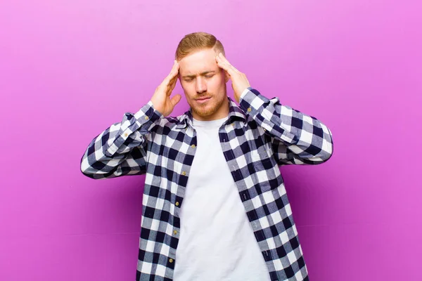 Junger Blonder Mann Mit Kariertem Hemd Der Konzentriert Nachdenklich Und — Stockfoto