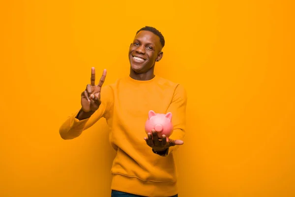 Jeune Homme Noir Afro Américain Contre Mur Orange Avec Une — Photo