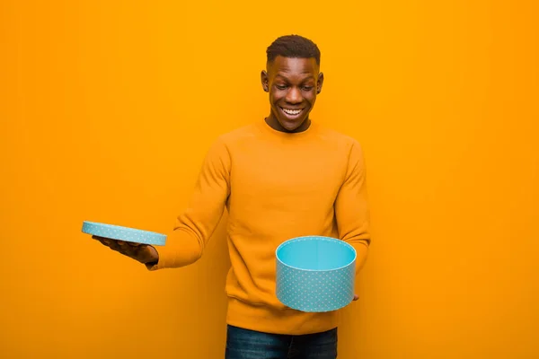 Jong Afrikaans Amerikaans Zwart Man Tegen Oranje Muur Met Een — Stockfoto