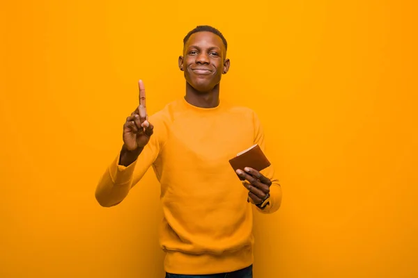 Jovem Negro Afro Americano Contra Parede Laranja Conceito Dinheiro — Fotografia de Stock