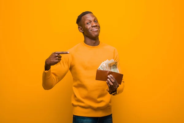 Jovem Negro Afro Americano Contra Parede Laranja Conceito Dinheiro — Fotografia de Stock
